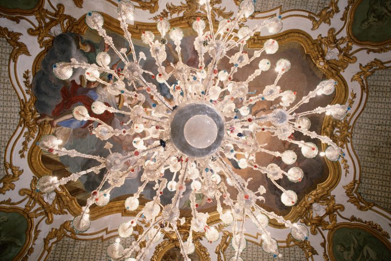 Il lampadario di murano del salone da ballo di Palazzo Alliata di Pietratagliata